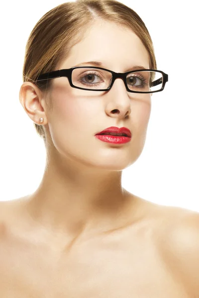 Jonge mooie vrouw met zwarte glazen en rode lippen — Stockfoto