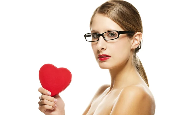 Kırmızı kalp tutan siyah gözlüklü genç güzel kadın — Stok fotoğraf