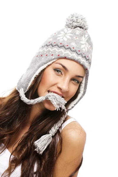Νεαρή γυναίκα μελαχρινή που κατέχουν μέρος της καπάκι χειμώνα με το στόμα — Φωτογραφία Αρχείου