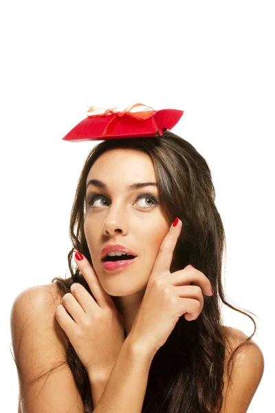 Женщина указывает пальцами на подарок на голове — стоковое фото