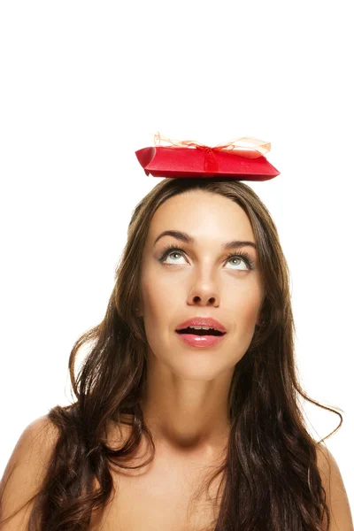 Belle femme avec un cadeau rouge sur la tête — Photo