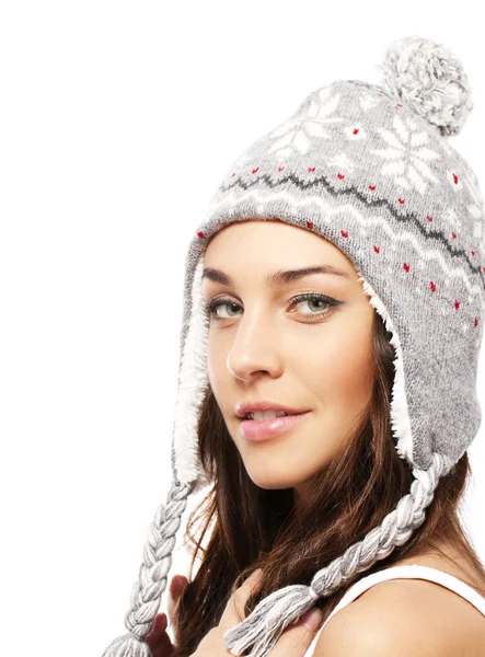 Mosolygó fiatal nő visel téli sapka — Stock Fotó