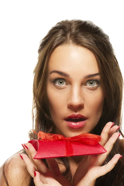 Bella donna con gli occhi spalancati tenendo regalo rosso — Foto Stock