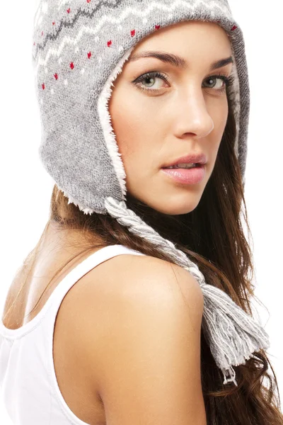 Mulher bonita usando boné de inverno olhando sobre seu ombro — Fotografia de Stock