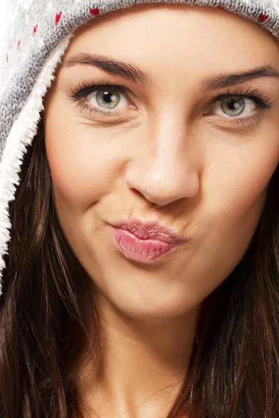 Mooie brunette vrouw maken poes gezicht — Stockfoto