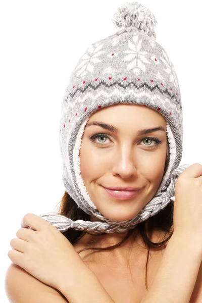 겨울 모자를 쓰고 귀여운 웃는 여자 — 스톡 사진