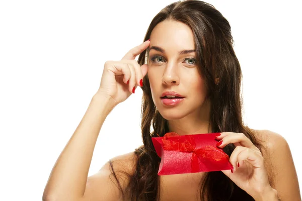 Pensando bela mulher segurando presente vermelho — Fotografia de Stock