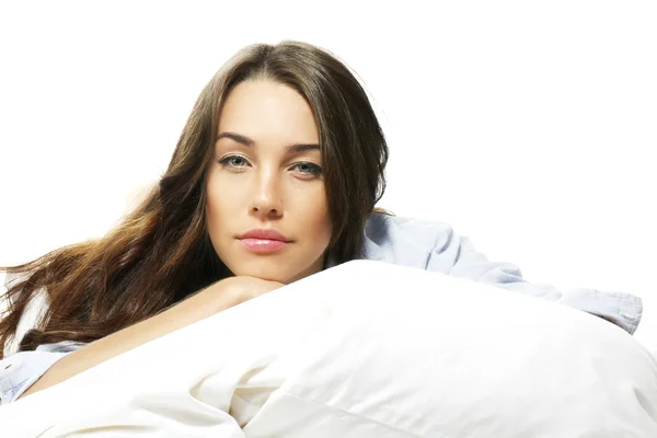 Портрет красивой женщины в постели — стоковое фото
