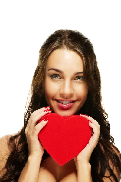 붉은 마음으로 아름 다운 웃는 여자 — 스톡 사진
