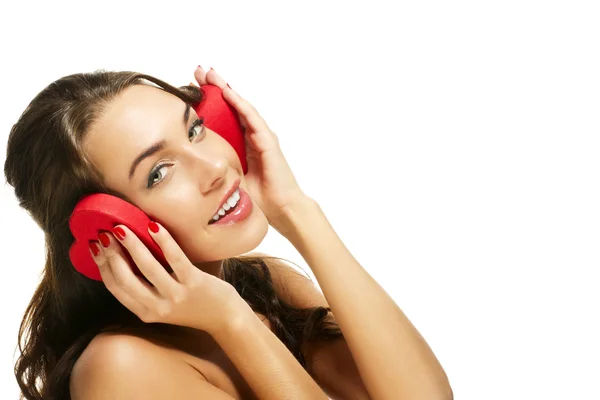 Žena drží červený ve tvaru srdce box na uši — Stock fotografie