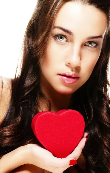 Roztomilá brunetka žena drží červené srdce — Stock fotografie