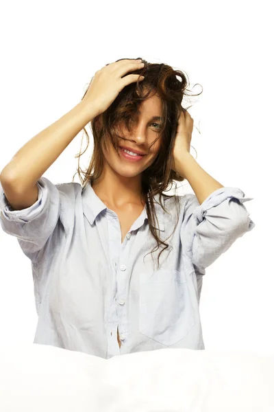 Glad kvinna i pyjamas leker med hennes hår — Stockfoto