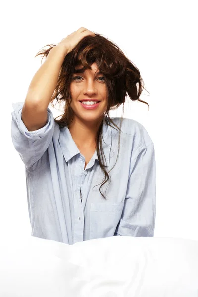 Gelukkige vrouw in pyjama's spelen met haar haren — Stockfoto