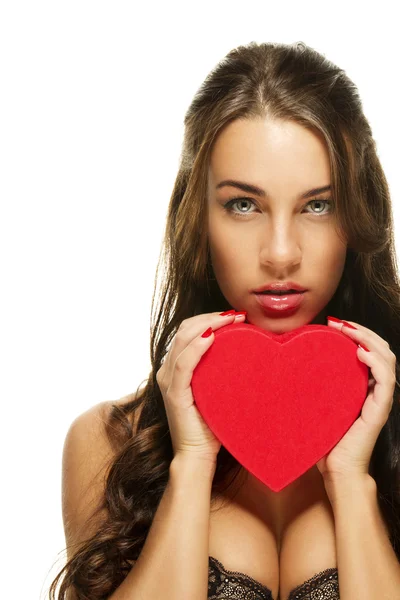 Nádherná bruneta žena drží červené srdce — Stock fotografie