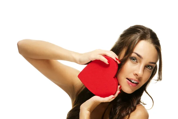 Úžasné, krásná žena drží červené srdce — Stock fotografie