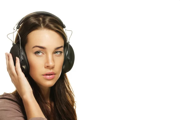 Piękna kobieta słuchająca muzyki — Zdjęcie stockowe