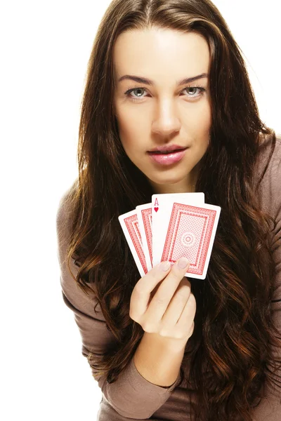 Hermosa mujer jugando poker — Foto de Stock