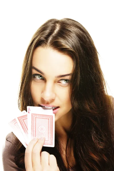 Красивая женщина кусает в покер карты — стоковое фото