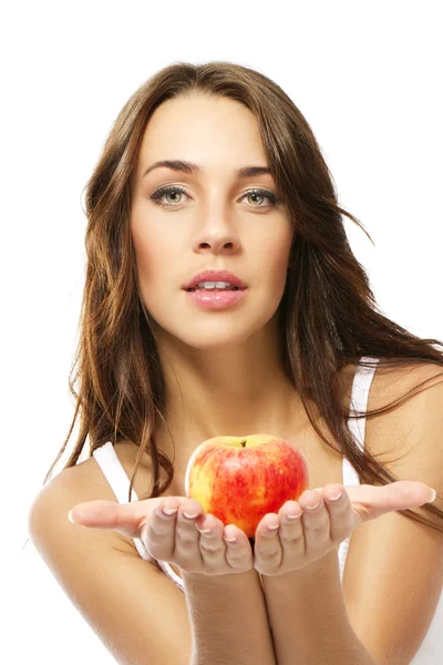 Ung kvinna presenterar apple — Stockfoto