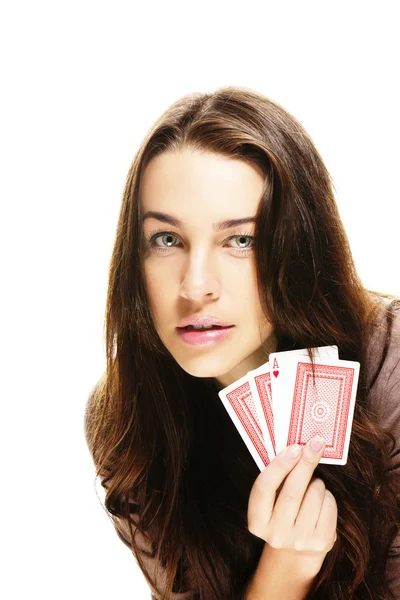 Mulher linda segurando cartas de poker — Fotografia de Stock