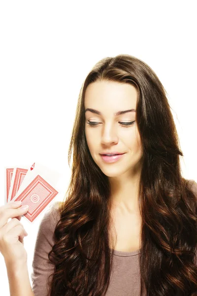सुंदर महिला अपने हाथ में पोकर कार्ड को देख रही है — स्टॉक फ़ोटो, इमेज
