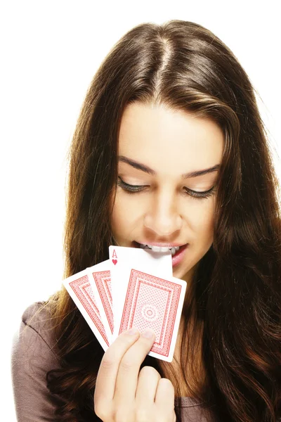 Mulher bonita escolhe um cartão de poker com os dentes — Fotografia de Stock