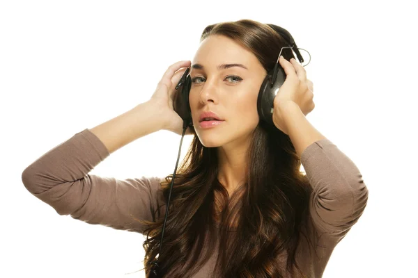 Krásná žena se sluchátky — Stock fotografie