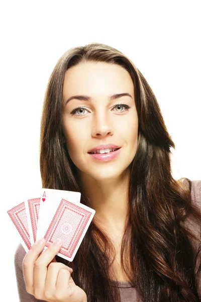 Красивая женщина играет в покер — стоковое фото