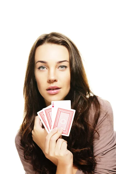 Красивая женщина с покерными картами — стоковое фото