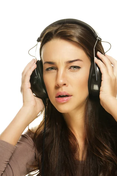 Femme à l'air sérieux écoutant de la musique — Photo