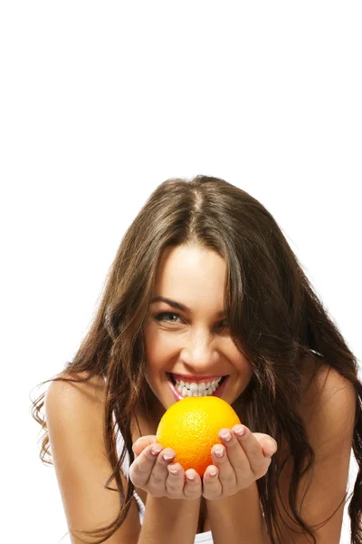 Mulher fazendo rostos atrás de uma laranja — Fotografia de Stock