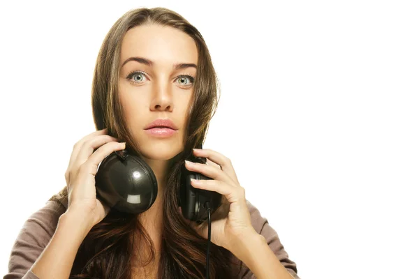 ヘッドフォンを作る大きな目を持つ女性 — ストック写真