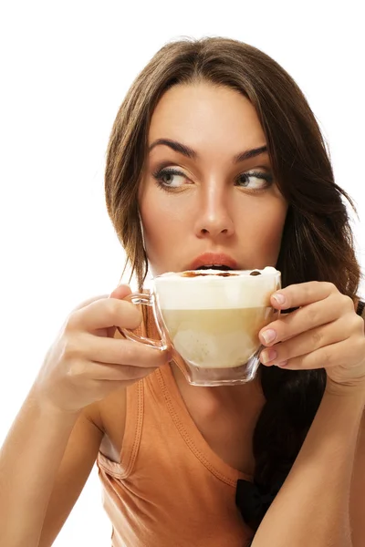 Krásná žena pije káva cappuccino na stranu — Stock fotografie