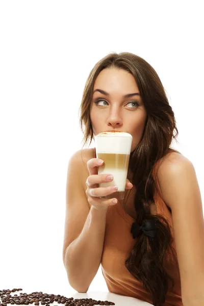 Mooie vrouw drinken latte macchiato koffie op zoek naar kant — Stockfoto