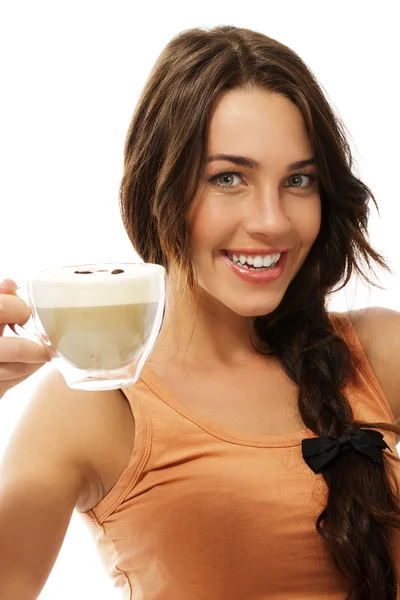 Mulher feliz bonito com uma xícara de café cappuccino — Fotografia de Stock