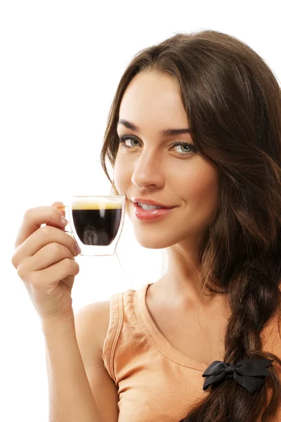 Mulher bonita sorrindo bonito com uma xícara de café expresso — Fotografia de Stock