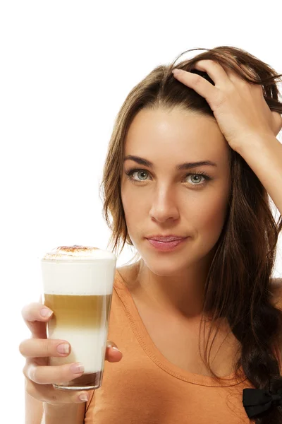 Mignon jeune femme tenant ses cheveux avec latte macchiato café dans sa main — Photo
