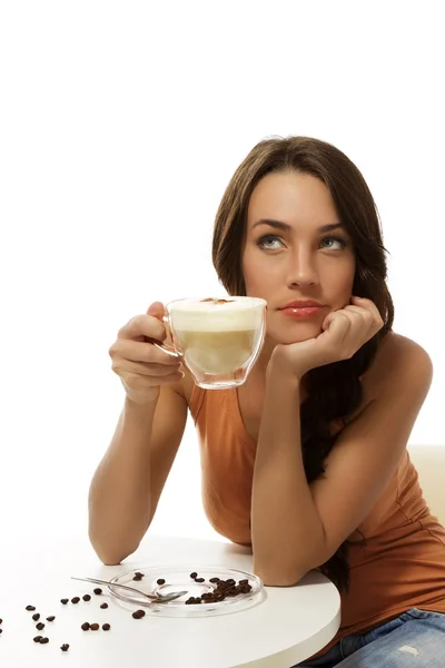 Zamyślona piękna kobieta przy filiżance kawy cappuccino — Zdjęcie stockowe