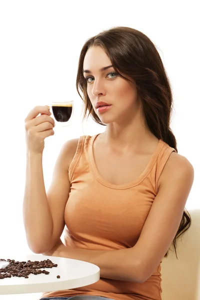 Elegancki młoda kobieta siedzi przy stole z kawy espresso — Zdjęcie stockowe