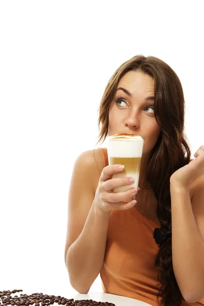 Young woman drinking latte macchiato coffee looking up — Stock Photo, Image