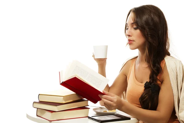 Vacker kvinna dricker kaffe medan du läser bok — Stockfoto