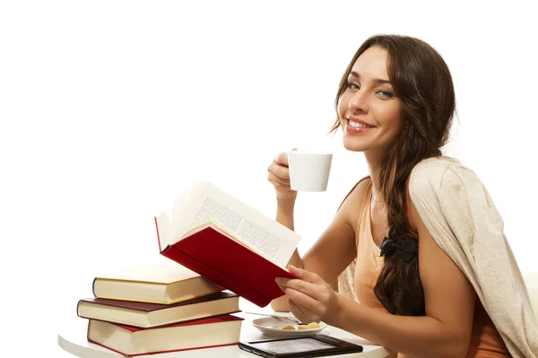 Šťastná žena s knihami, káva a ebook — Stock fotografie