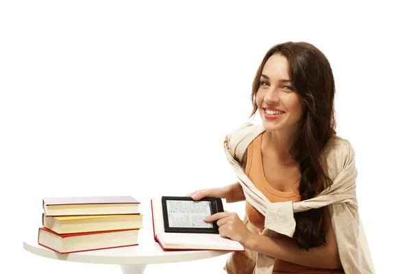 Heureuse jeune femme avec des livres et ebook — Photo
