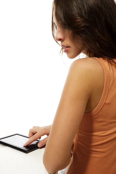 Tittar över axeln på en vacker kvinna läser ebook — Stockfoto