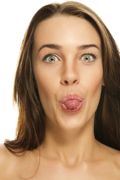 Mooie vrouw poking tong uit — Stockfoto