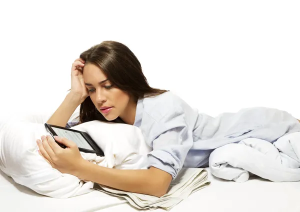 Mulher bonita na cama leitura ebook — Fotografia de Stock