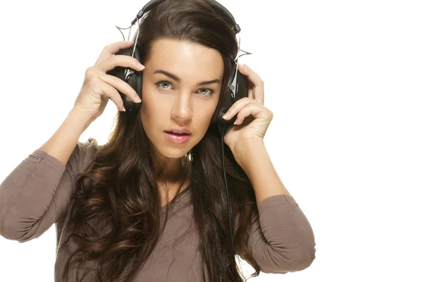 Vacker kvinna lyssnar på musik — Stockfoto