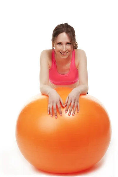 Jonge vrouw met een fitness bal rusten — Stockfoto