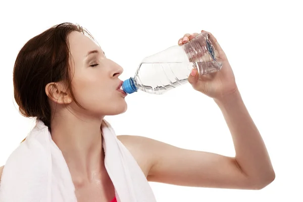 Unga sportiga kvinnan dricksvatten — Stockfoto