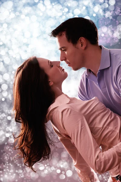 Romantiska par framför vackert ljus — Stockfoto